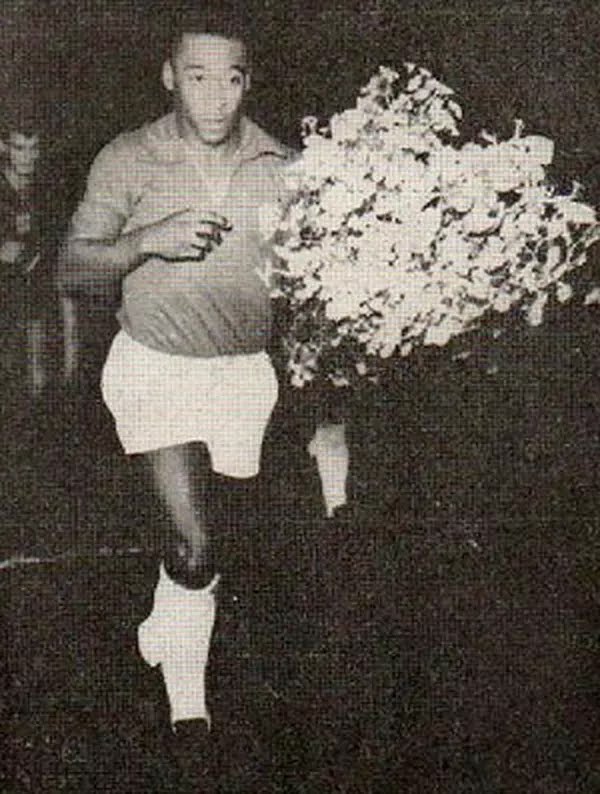 Pelé entrando em campo com a camisa do Remo, em Belém, em 1965